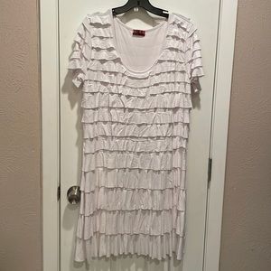 Women’s white short sleeve Isle dress.